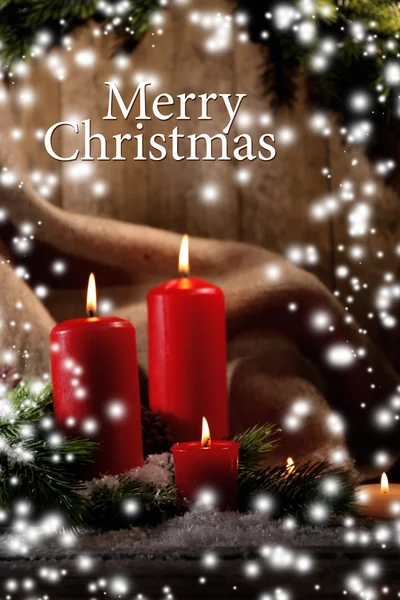 Candele e decorazioni natalizie su sfondo di legno — Foto Stock
