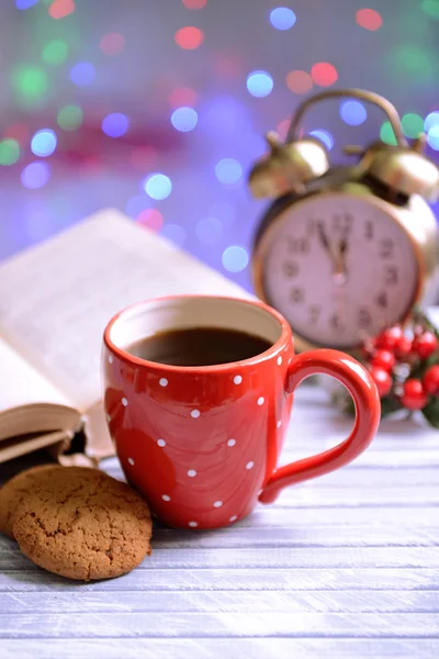 Composizione del libro con tazza di caffè sul tavolo su sfondo luminoso — Foto Stock