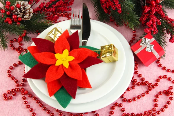 お祝いデコレーションのクリスマス テーブルの設定をクローズ アップ — ストック写真