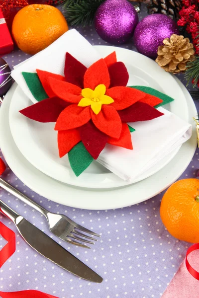 Apparecchiatura della tavola di Natale con decorazioni festive da vicino — Foto Stock