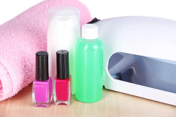 Lampada per unghie e accessori per manicure su tavolo su sfondo luminoso — Foto Stock