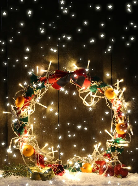 美丽的圣诞花环，木制的背景上 — ストック写真