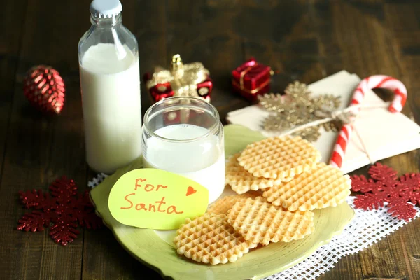 Kakor och mjölk för santa. i trä bakgrund — Stockfoto