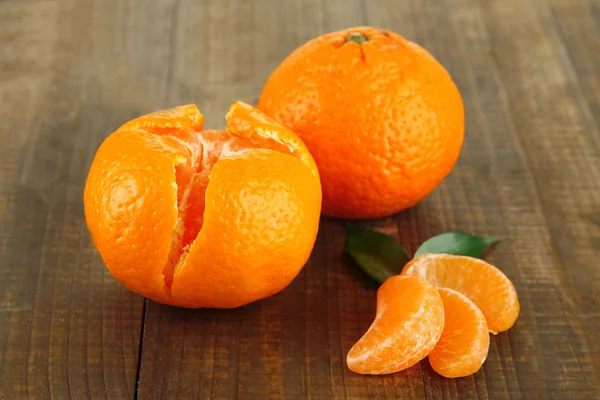 Ripe tangerines on wooden background — Stock Photo, Image