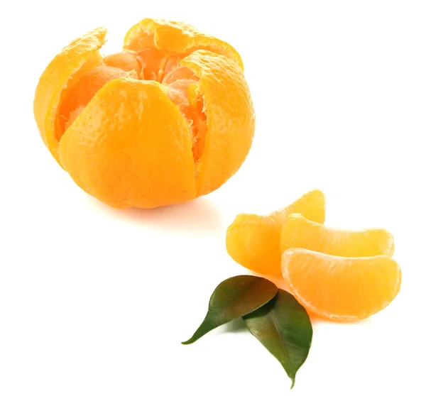 Mandarinas maduras aisladas en blanco — Foto de Stock