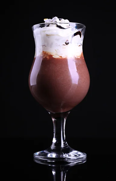 Sobremesa saborosa com chocolate, creme e molho de laranja, isolado em preto — Fotografia de Stock