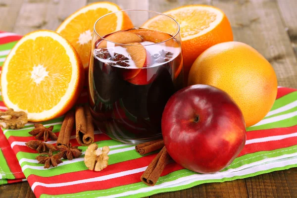 Fragrant mulled wine in glass on napkin close-up — Stock Photo, Image