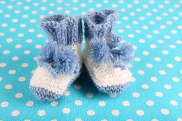 Háčkované botičky pro miminko, na barvu pozadí — Stock fotografie