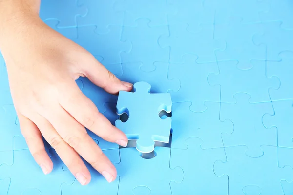 Hand holding puzzle piece, close up — Stock Photo, Image