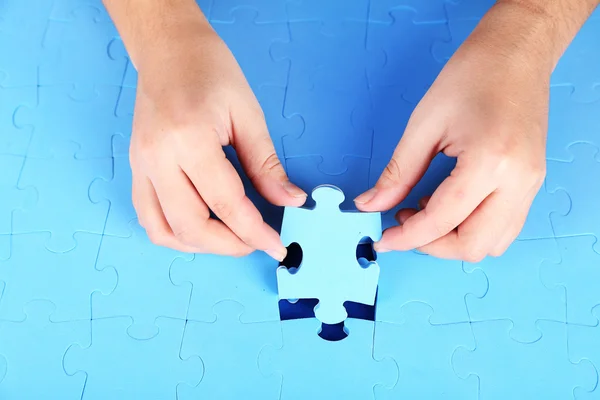Hand haltendes Puzzleteil, Nahaufnahme — Stockfoto