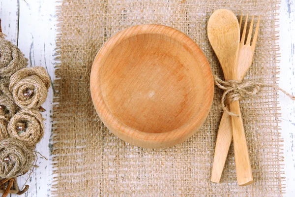 Table rustique avec assiette, fourchette et cuillère, sur table en bois — Photo