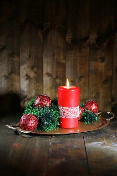 Vela ardente e decorações de Natal em fundo de madeira — Fotografia de Stock