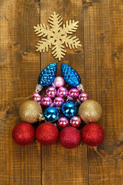 Рождественская елка из игрушек на деревянном столе крупным планом — стоковое фото