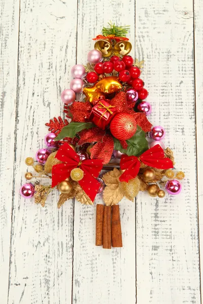 Vánoční strom vánoční hračky na dřevěný stůl detail — Stock fotografie