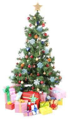 beyaz izole hediyeler ile dekore edilmiş Noel ağacı