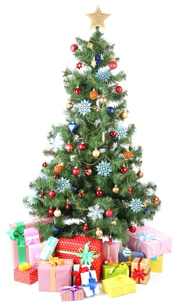 Geschmückter Weihnachtsbaum mit Geschenken isoliert auf weiß — Stockfoto
