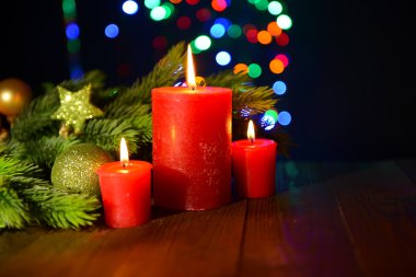kompozisyon yazma ile mum, çam ağacı ve Noel süslemeleri çok renkli ışık arka plan üzerinde