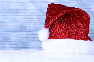 kar renk ahşap arka plan üzerinde Santa şapka