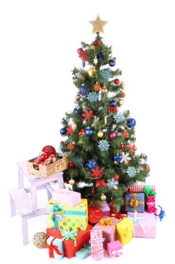 beyaz izole hediyeler ile dekore edilmiş Noel ağacı