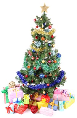 beyaz izole hediyeler ile dekore edilmiş Noel ağacı