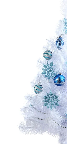Weißer Weihnachtsbaum isoliert auf weiss — Stockfoto