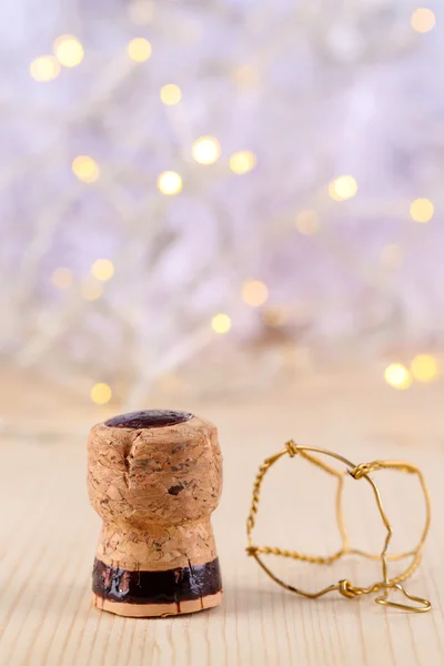 Cortiça de champanhe no fundo luzes de Natal — Fotografia de Stock