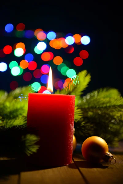 Összetétele, égő gyertya, fenyő fa és karácsonyi díszek, többszínű fények háttér — Stock Fotó