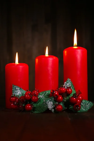 Velas encendidas sobre fondo de madera —  Fotos de Stock