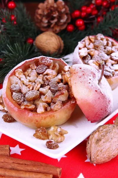 Ψητά χριστουγεννιάτικα μήλα με ξηρούς καρπούς και σταφίδες στο τραπέζι close up — Φωτογραφία Αρχείου