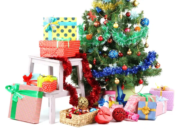 Gedecoreerde kerstboom met geschenken geïsoleerd op wit — Stockfoto