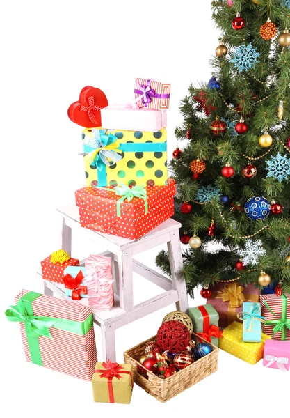 Gedecoreerde kerstboom met geschenken geïsoleerd op wit — Stockfoto