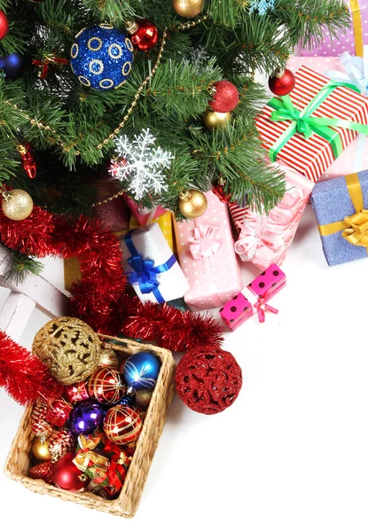 Árvore de Natal decorada com presentes, close-up, isolado em branco — Fotografia de Stock