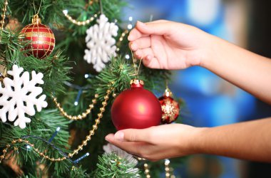 Parlak arkaplanda Noel ağacı süsleme