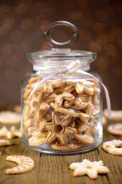 güzel Noel kurabiyeleri kavanoza kahverengi zemin üzerinde tablo