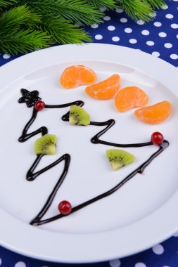 çikolata tabağı yakın çekim üzerinde Noel ağacı