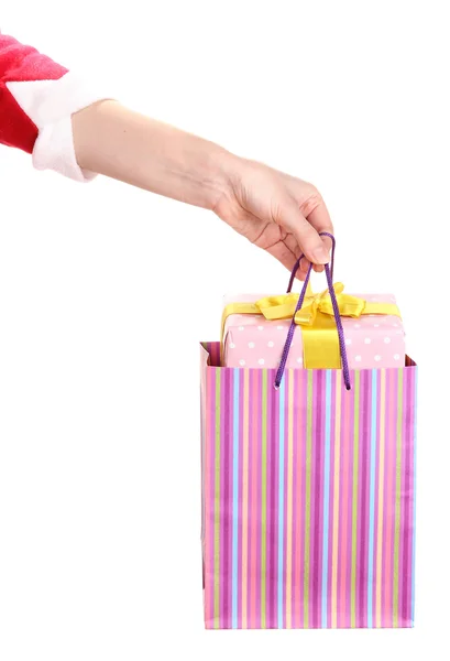 La mano sostiene el paquete con el regalo de Año Nuevo aislado en blanco — Foto de Stock