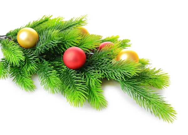 Kerstballen op fir boom, geïsoleerd op wit — Stockfoto