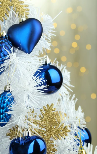 Speelgoed op kerstboom op Kerstmis lights achtergrond — Stockfoto