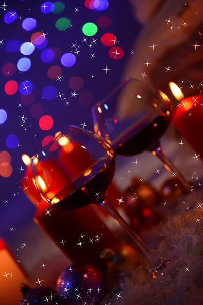Ποτήρια κρασί, κεριά και διακοσμήσεις Χριστουγέννων σε λευκό χαλί σε φωτεινό φόντο — Φωτογραφία Αρχείου