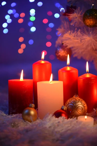 Composición con velas y decoraciones navideñas, sobre alfombra blanca sobre fondo brillante —  Fotos de Stock