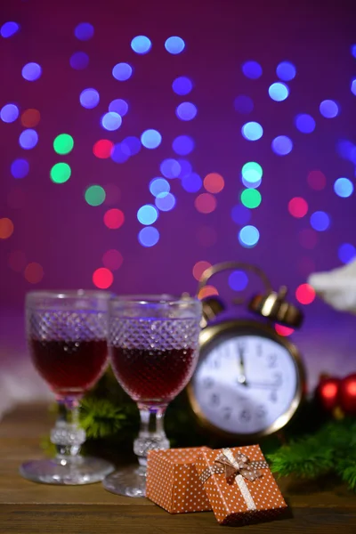 Şarap, gözlük, retro çalar saat ve parlak arka plan christmas dekorasyon — Stok fotoğraf