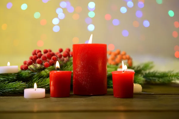 Velas e decoração de Natal no fundo brilhante — Fotografia de Stock