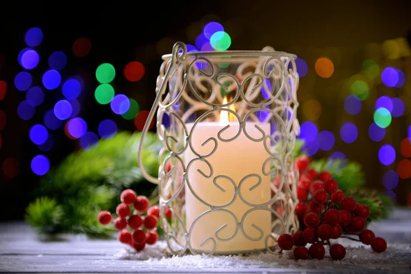 在明亮的背景背景上木制的桌子上的蜡烛，圣诞树芽 — 图库照片