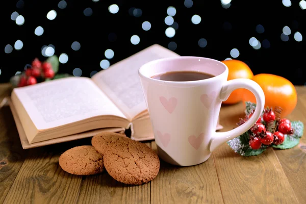 Sammansättning av bok med kopp kaffe och jul dekorationer på bordet på mörk bakgrund — Stockfoto