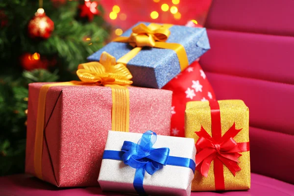 Vánoční dárkové boxy na vánoční stromeček pozadí — Stock fotografie