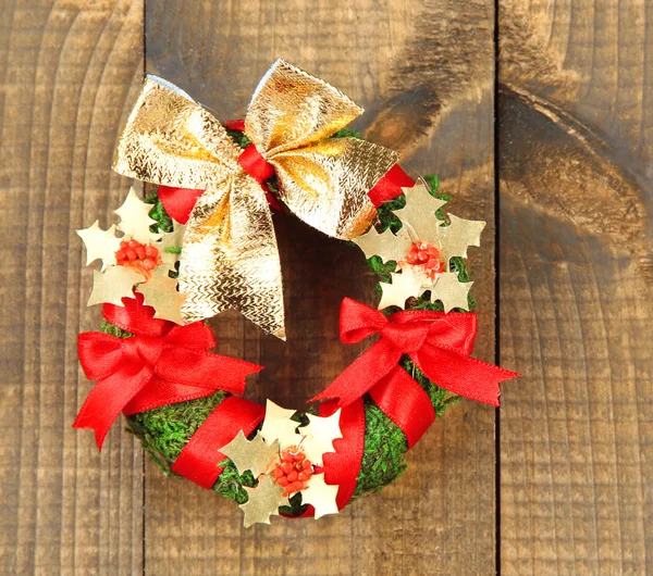 Hermosa corona de Navidad, sobre fondo de madera —  Fotos de Stock