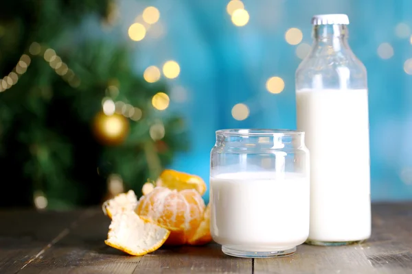 Milch für Weihnachtsmann. im hellen Hintergrund — Stockfoto