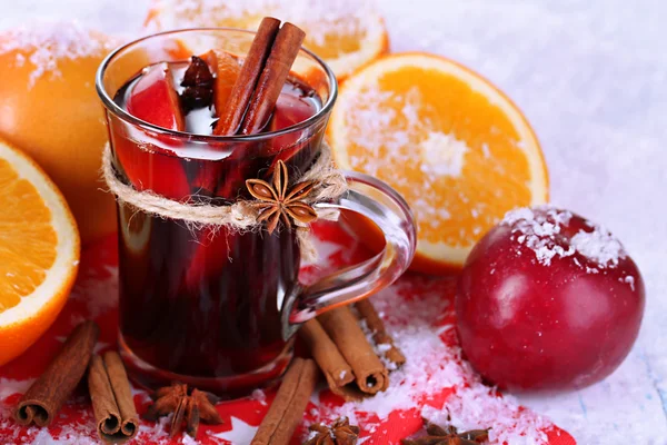 Geurige glühwein in glas op sneeuw close-up — Stockfoto