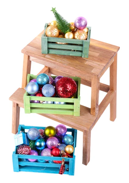 Cajas con decoraciones navideñas en escalera pequeña, aisladas en blanco —  Fotos de Stock