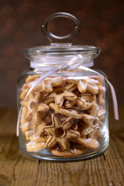 Délicieux biscuits de Noël en pot sur la table sur fond brun — Photo